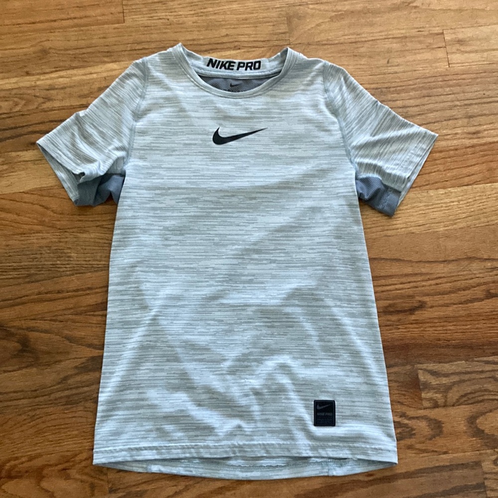 Boys Nike Pro tee size M